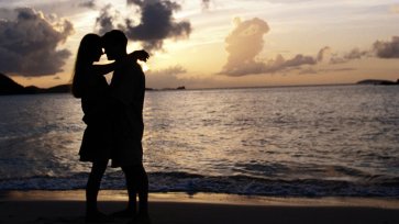 Couple-Walk-In-The-Beach-Love-Wallpapers-HD